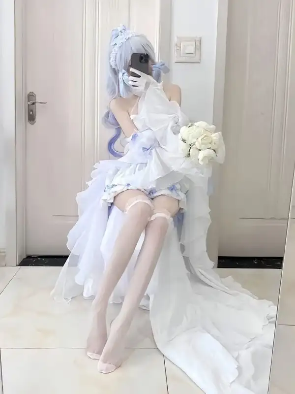 ảnh gái cosplay váy trắng 