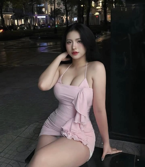 gái xinh mặc váy ngắn màu hồng 