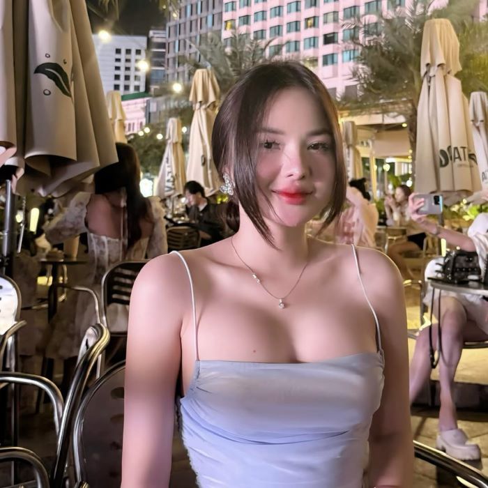 ảnh gái vú bự mìm cười 