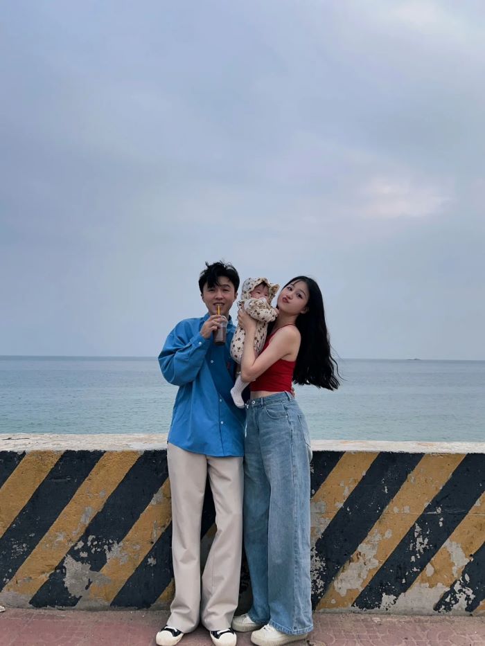 hình ảnh gia đình hạnh phúc 3 người đi biển 