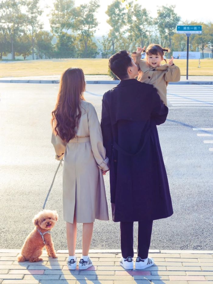 hình ảnh gia đình hạnh phúc và chú chó 