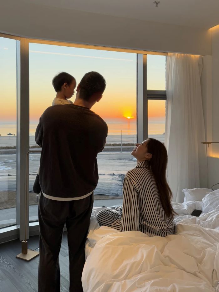 hình ảnh gia đình hạnh phúc ngắm hoàng hôn 