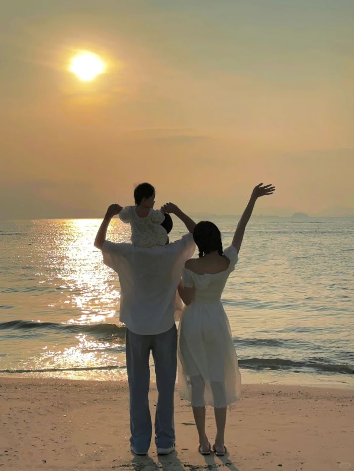 hình ảnh gia đình hạnh phúc đi biển 
