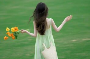 90+ avatar chụp sau lưng nữ cực deep – Ngắm là muốn đổi ngay