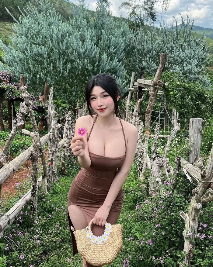 Duyên Híp Leak mặc váy ôm body 