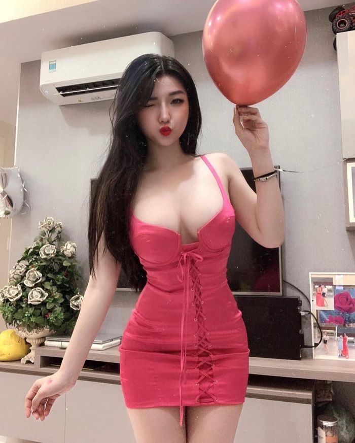 Duyên Híp Leak mặc váy hồng 