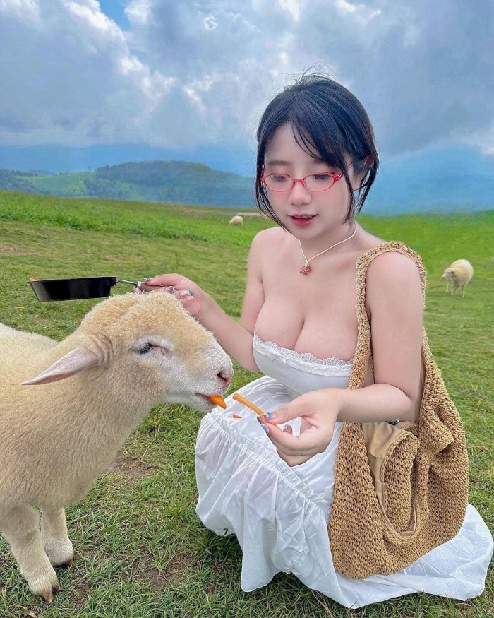 Gái xinh ngực khủng cute 