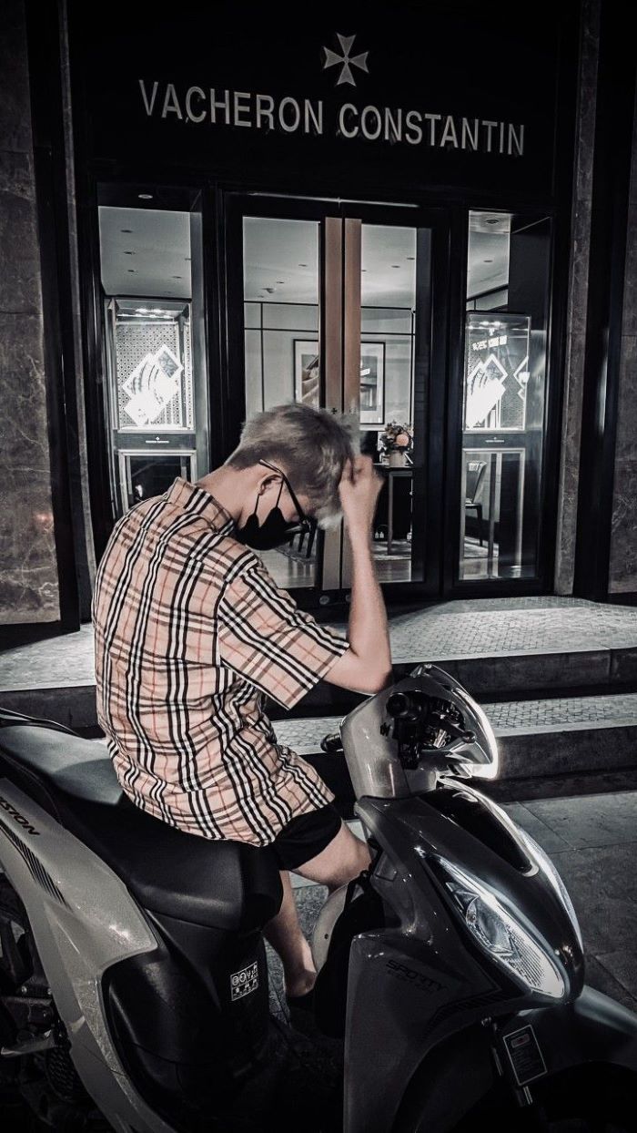 hình nền boy phố cúi mặt 