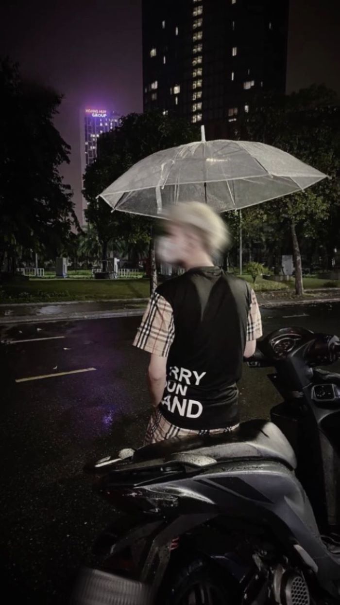 hình nền boy phố che ô 
