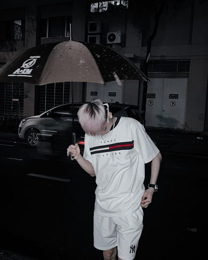 hình nền boy phố dưới mưa 