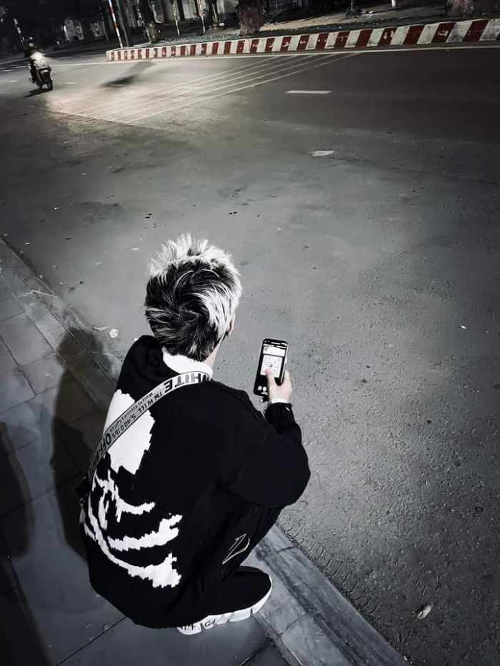 hình nền boy phố bấm điện thoại 
