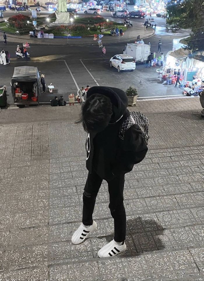hình nền boy phố suy tư 