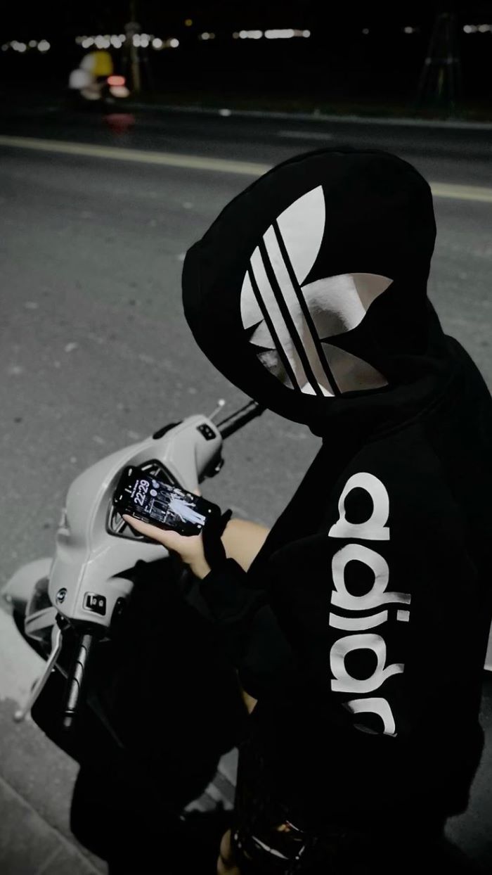 hình nền boy phố ngồi trên xe 