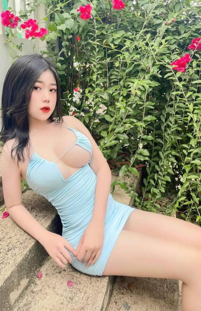 Gái xinh sexy váy ôm body 
