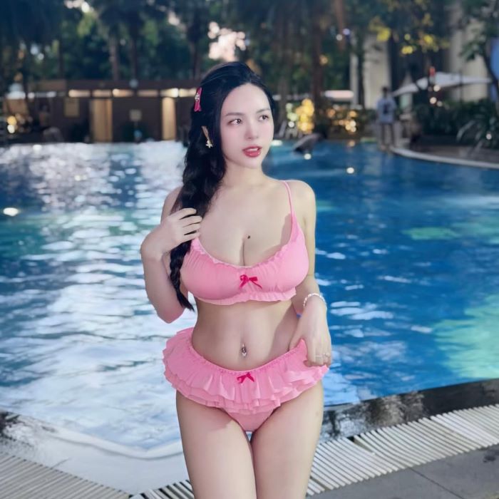 Gái xinh sexy tạo dáng bên hồ bơi 