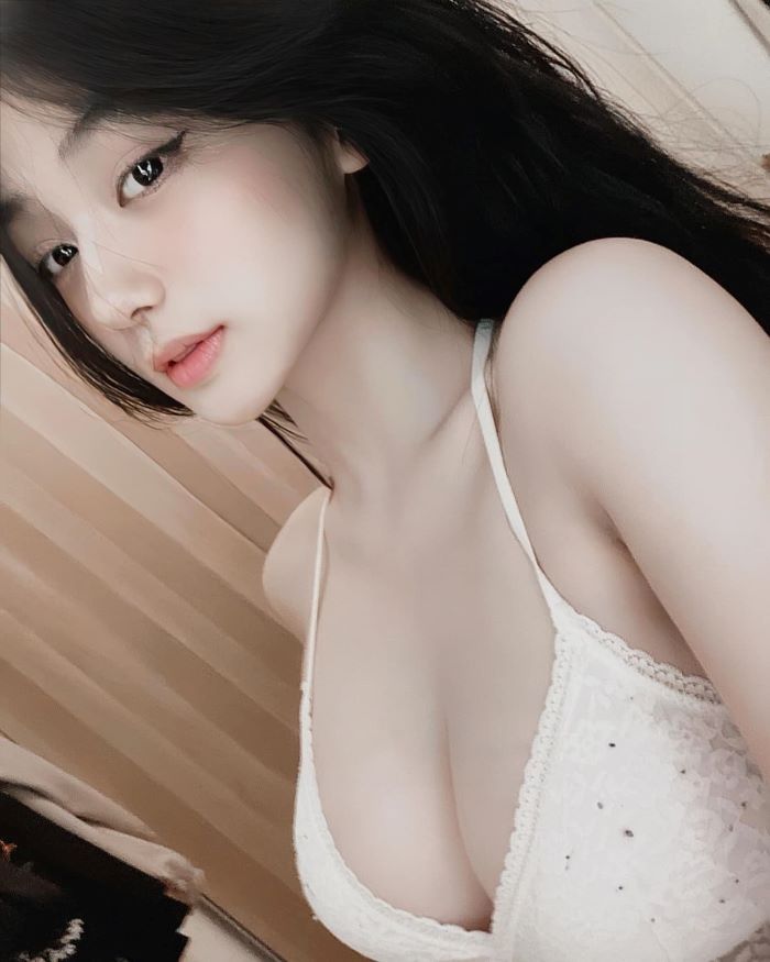 tiktoker Trần Hà Linh hở ngực 