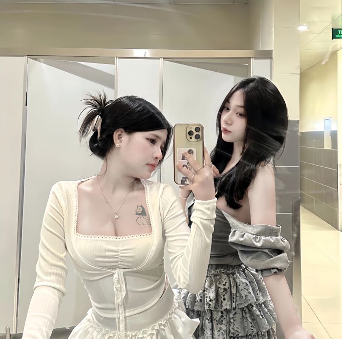 tiktoker Trần Hà Linh chụp ảnh trước gương 