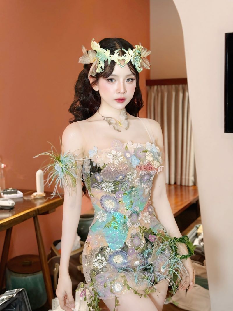 dj mie sexy trong trang phục biểu diễn nóng bỏng