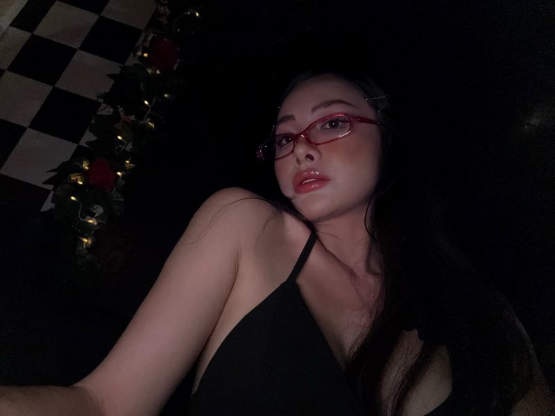 Yaya Trương Nhi Sexy đeo kính 