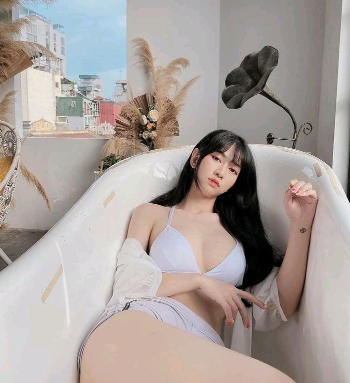 Bikini Lê Bống khoe eo thon 