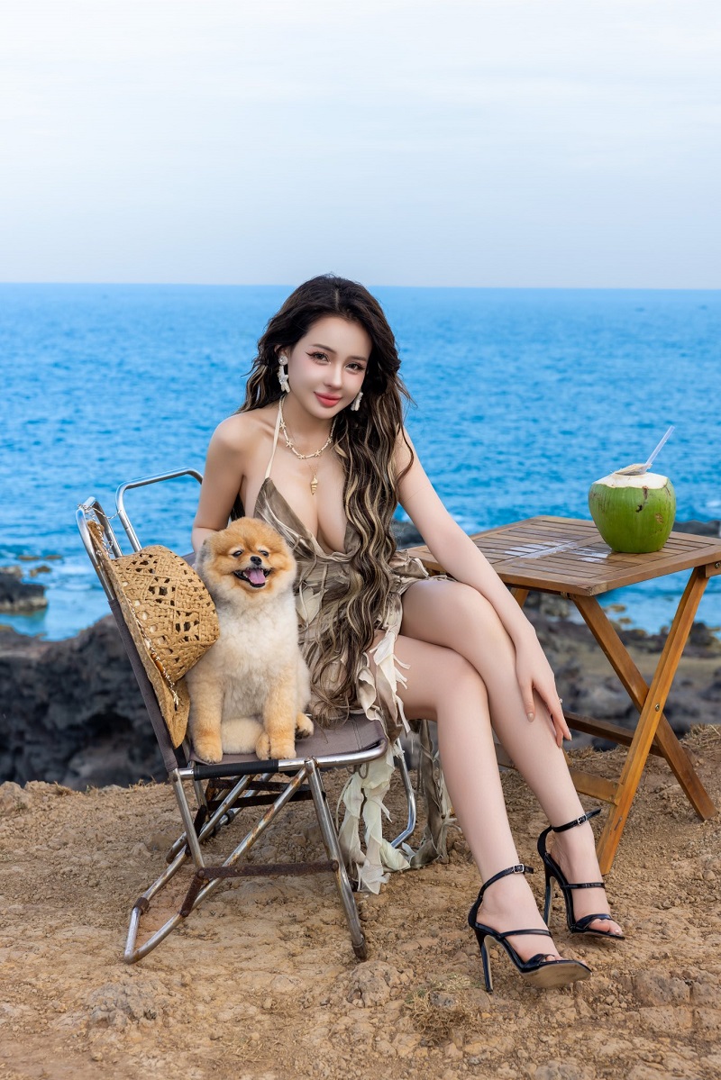 Ngân 98 mặc bikini đi biển