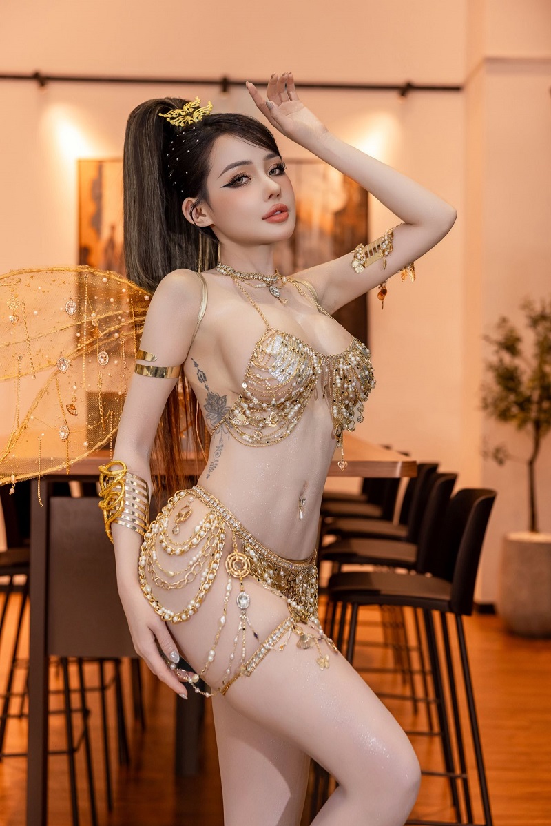Body Ngân 98 trong bộ bikini 