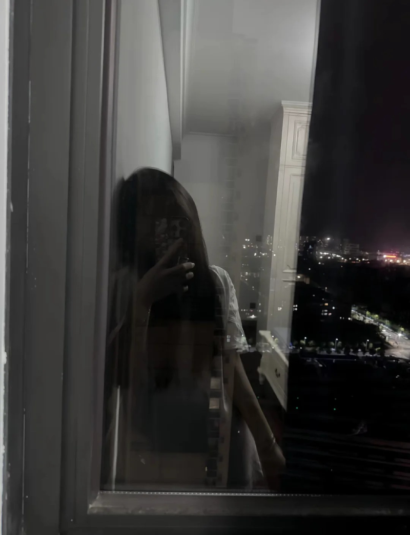 hình ảnh 1 mình ngồi buồn​ 1
