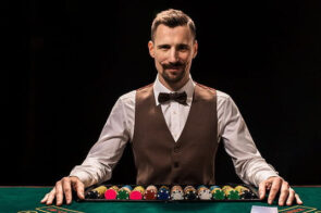 Dealer Casino Là Gì? Tìm Hiểu Vai Trò Và Công Việc Của Dealer