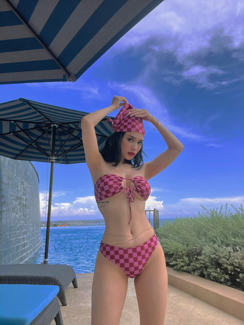 Sĩ Thanh bikini 11