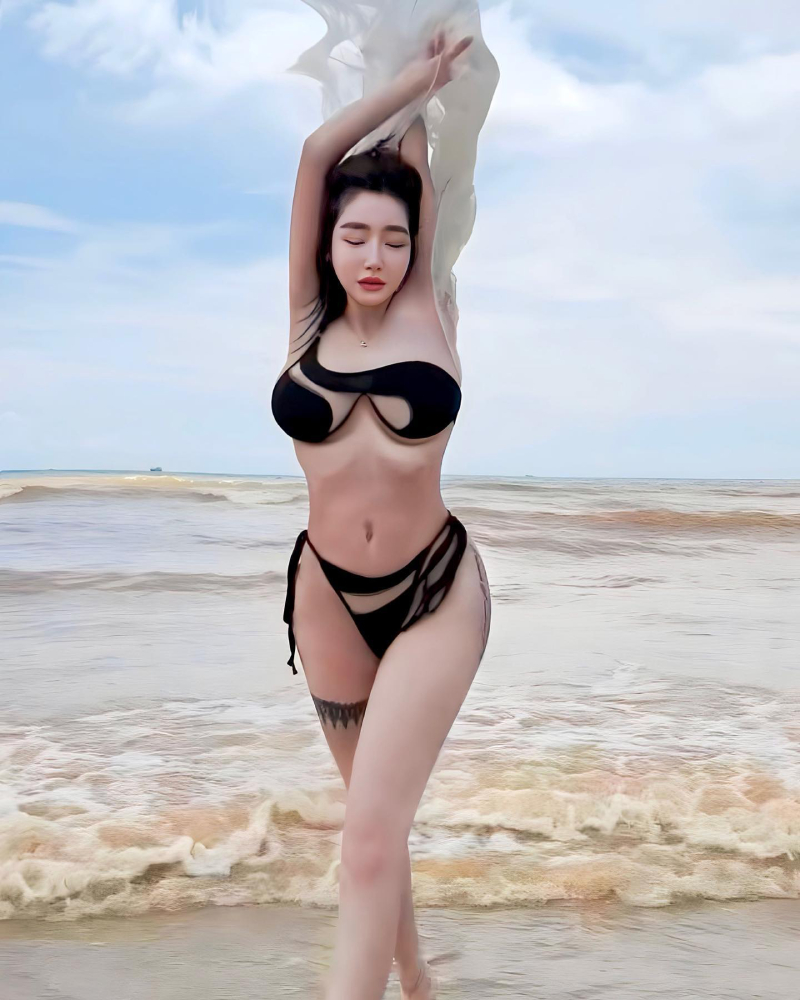 Elly Trần Nude 19