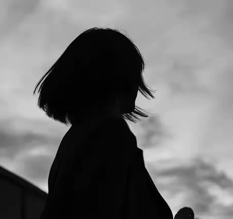 ảnh cô gái buồn quay lưng anime 2