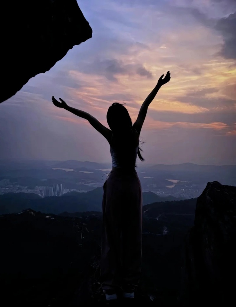 ảnh cô gái buồn quay lưng trắng đen