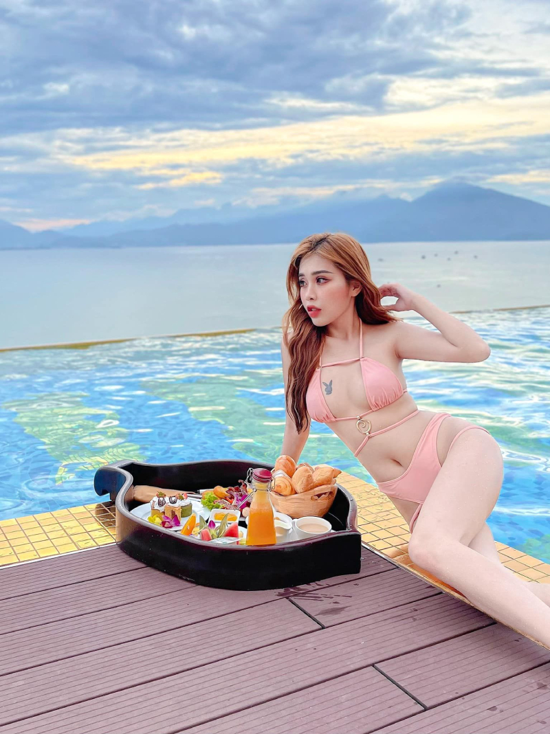 Ảnh Pinky Bảo Trân sexy mặc bikini