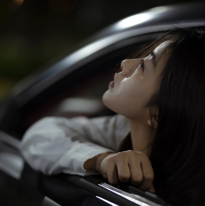 khóc cô đơn ảnh buồn tâm trạng 3