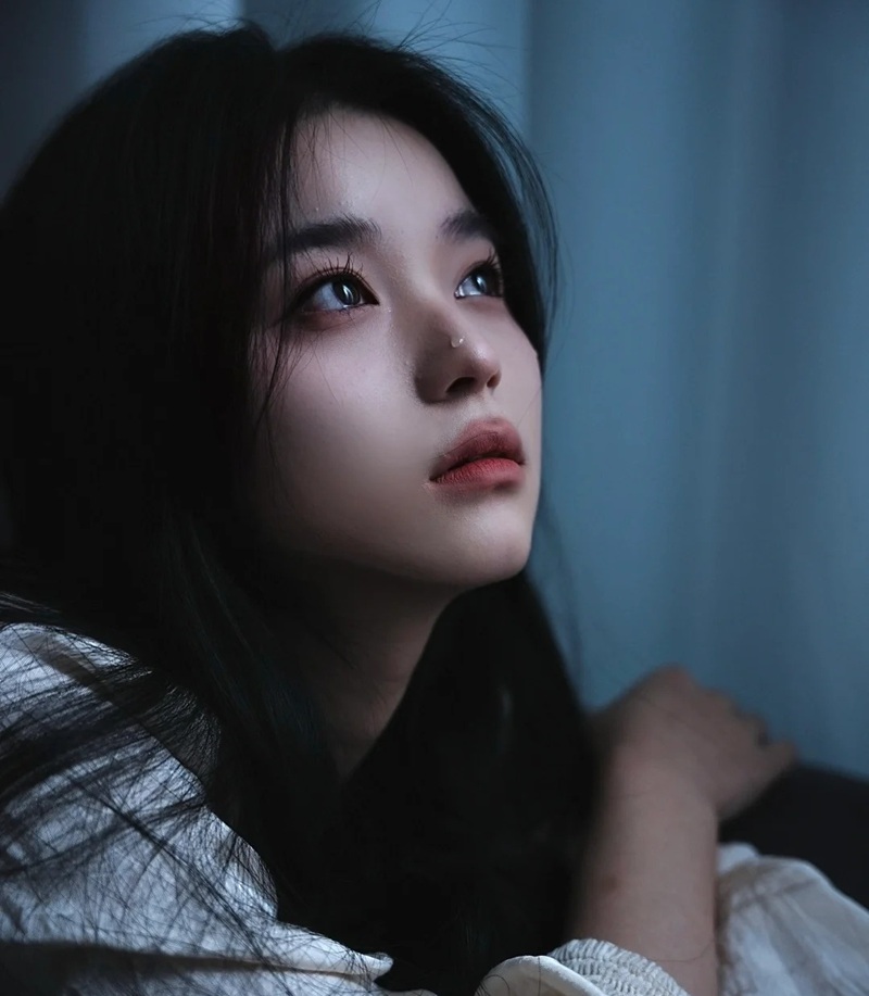 khóc cô đơn ảnh buồn tâm trạng 9